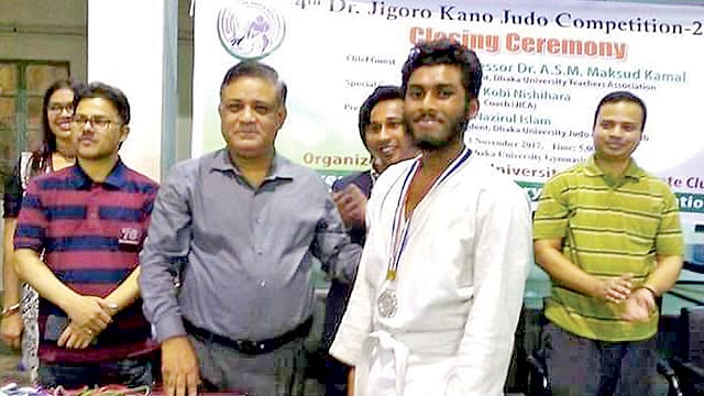 ২০১৭ সালে ড. িজগাবো কানো জুডো প্রতিযোগিতায় রানার্সআপ হয়েছিলেন এহসান। তাঁর পাশে ঢাকা বিশ্ববিদ্যালয়ের শিক্ষক সমিতির সভাপতি অধ্যাপক এ এস এম মাকসুদ কামাল।  ছবি: সংগৃহীত
