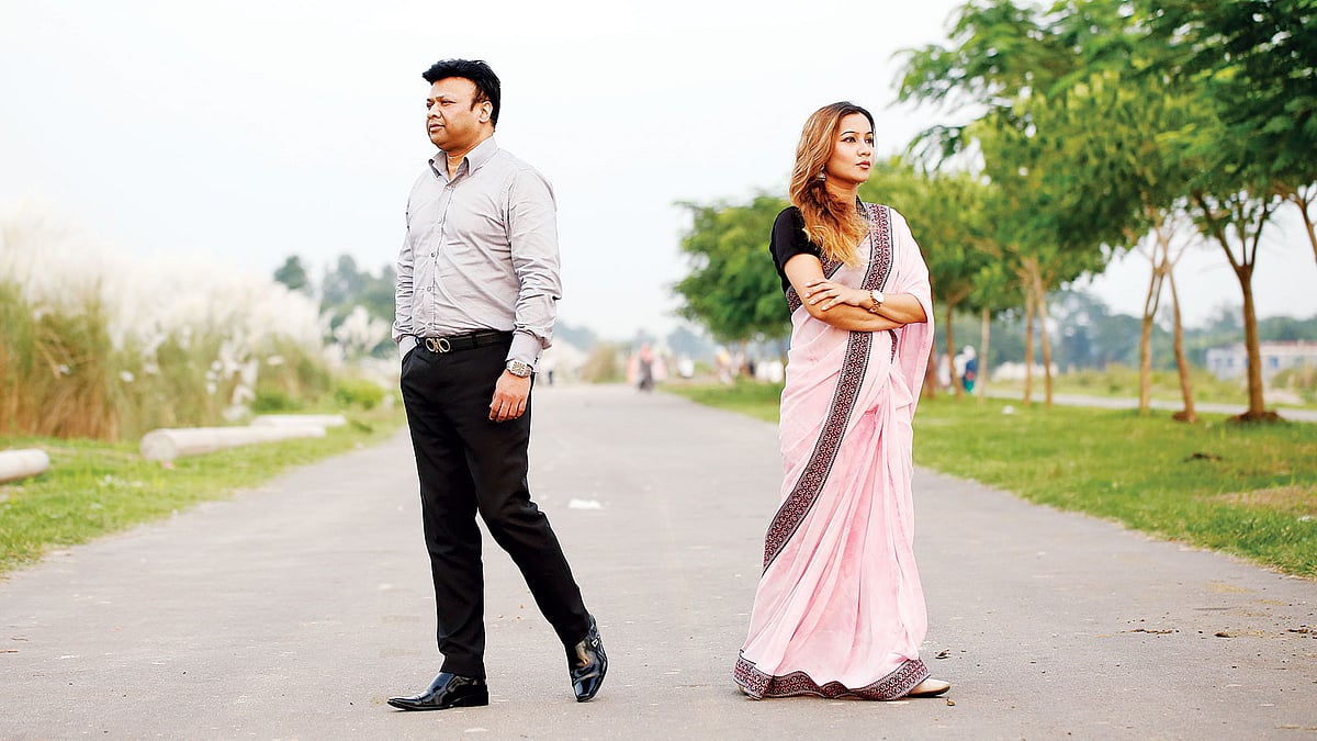মনের অমিল বেশি হলে বিচ্ছেদ হতে পারে। ছবিটি প্রতীকী, মডেল: তারেক ও লিওনা। ছবি: সুমন ইউসুফ