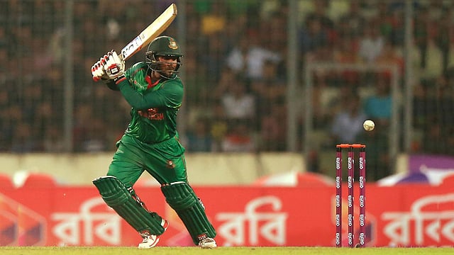 রশিদকে ঠেকিয়ে দারুণ আত্মবিশ্বাসী ইমরুল। ছবি: এএফপি