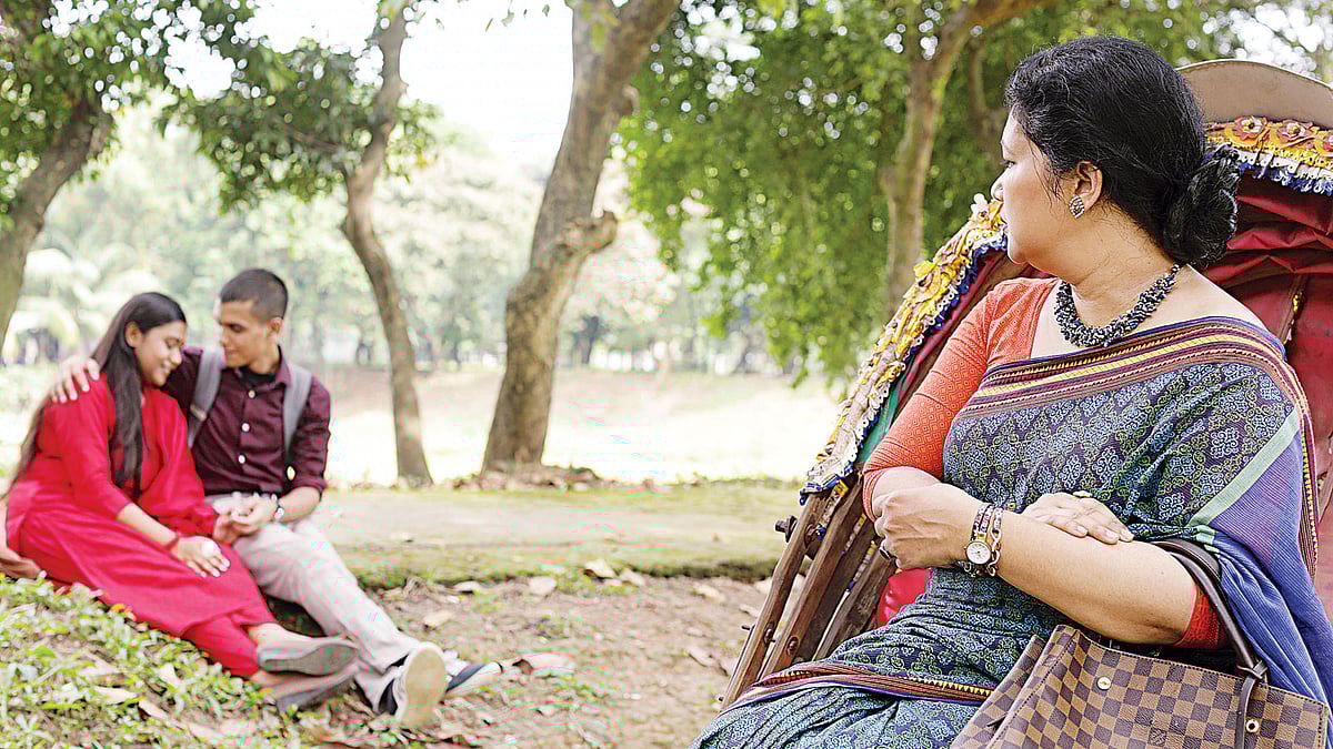 কম বয়সী সন্তান কারও সঙ্গে প্রেম করছে, বুঝলেই মা–বাবার মাথা গরম না করে তার সঙ্গে খোলামেলা কথা বলা উচিত প্রতীকী এই ছবিতে মডেল হয়েছেন মৌনিতা ইরাম ও বনশিখা, ছবি: কবির হোসেন