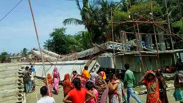 ভারতের দক্ষিণ ২৪ পরগনার কাকদ্বীপে সোমবার সকালে ভেঙে পড়ে নবনির্মিত একটি সেতু। ছবি: ভাস্কর মুখার্জি
