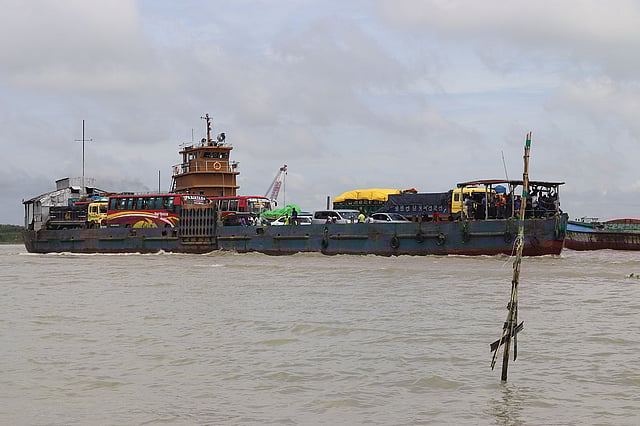 পদ্মা নদীতে নাব্যতা সংকট থাকায় কাঁঠালবাড়ি-শিমুলিয়া নৌপথে ব্যাহত হচ্ছে ফেরি চলাচল। কাঁঠালবাড়ি ঘাট, ২৬ সেপ্টেম্বর। ছবি: অজয় কুন্ডু