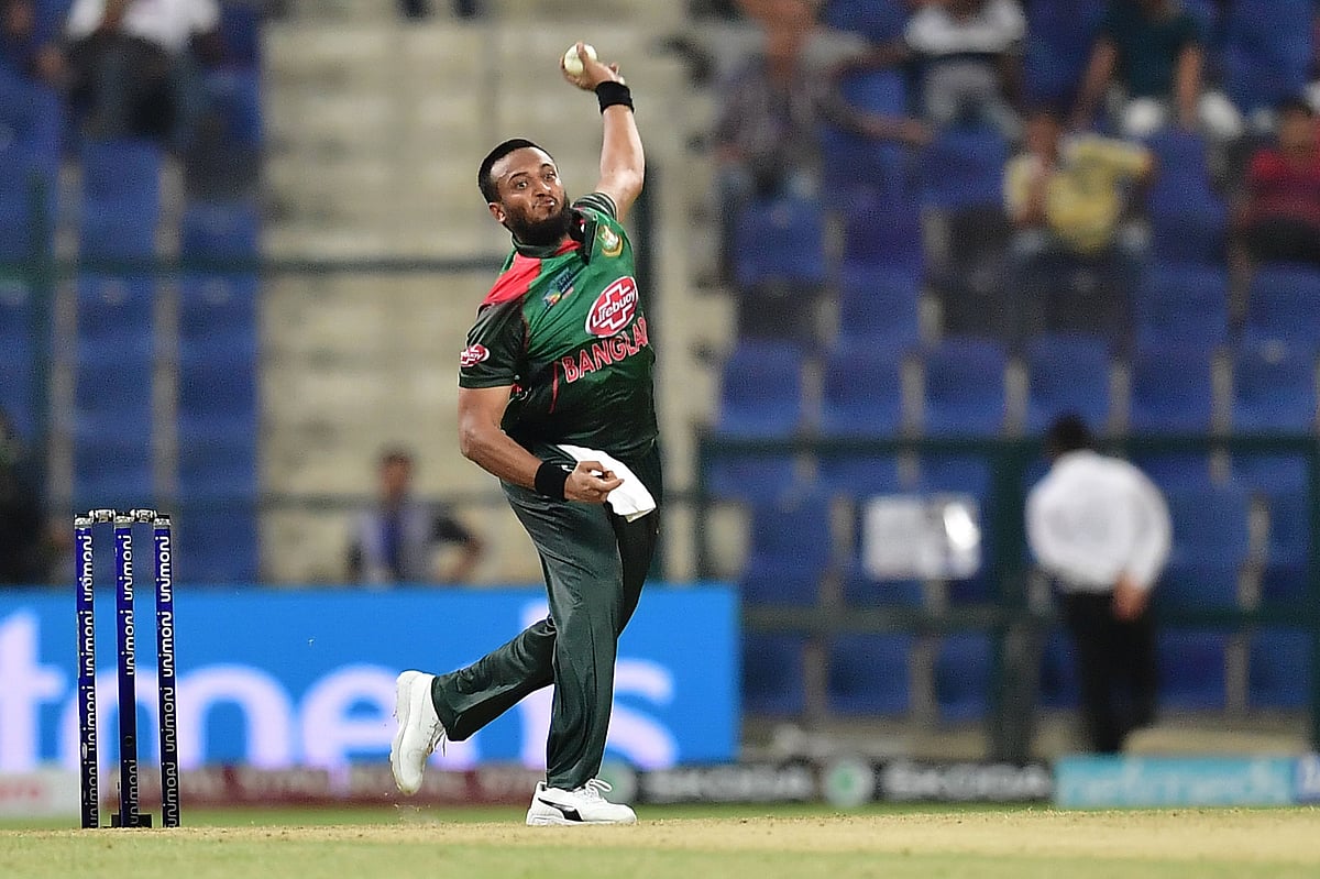 আঙুলের চোট বেড়ে যাওয়ায় দেশেই ফিরে আসছেন সাকিব। ফাইল ছবি