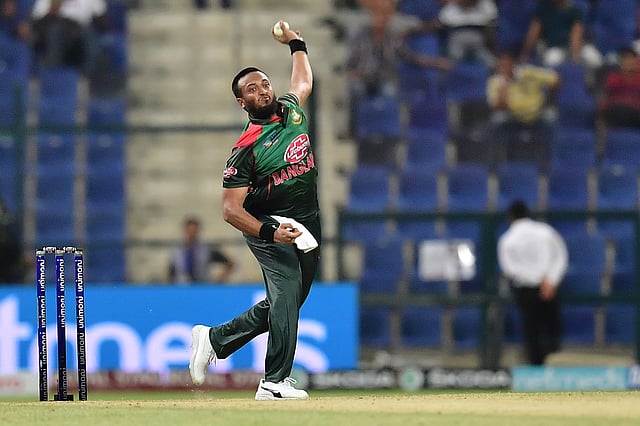 আঙুলের চোট বেড়ে যাওয়ায় দেশেই ফিরে আসছেন সাকিব। ফাইল ছবি