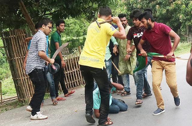 তরিকুলকে হাতুড়িপেটা করছেন ছাত্রলীগের কর্মী আবদুল্লাহ আল মামুন ২ জুলাই বিকেলে। প্রথম আলো ফাইল ছবি