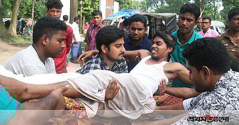 ছাত্রলীগের হাতুড়িপেটায় আহত হন রাজশাহী বিশ্ববিদ্যালয়ের শিক্ষার্থী তরিকুল ইসলাম। প্রথম আলো ফাইল ছবি
