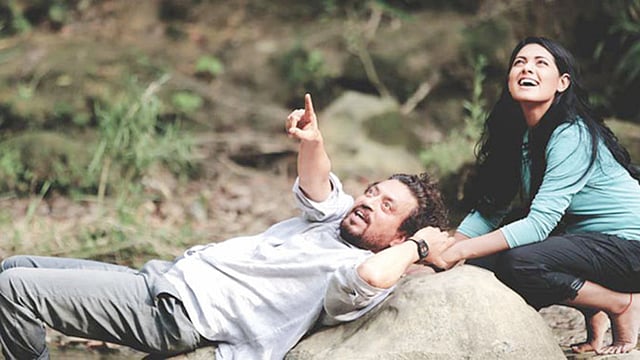 ‘ডুব’ ছবির দৃশ্যে ইরফান খান ও তিশা