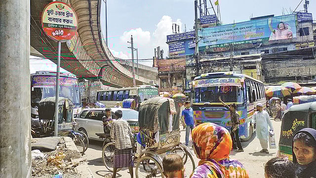 ‘ফুটওভারব্রিজ ব্যবহার করুন’ ট্রাফিক বিভাগ এমন নির্দেশনা দিয়েছে। অথচ সেখানে নেই কোনো পদচারী–সেতু। বাধ্য হয়ে পথচারীরা ঝুঁকি নিয়ে পথ চলছেন। সোমবার যাত্রাবাড়ী মোড়ে।  প্রথম আলো