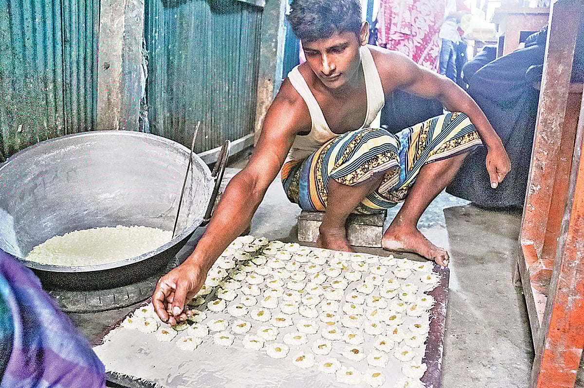 গুঠিয়ার সন্দেশ বানাতে ব্যস্ত এক কারিগর। গতকাল দুপুরে বরিশালের উজিরপুর উপজেলার গুঠিয়া বন্দরের একটি দোকানে।  ছবি: প্রথম আলো