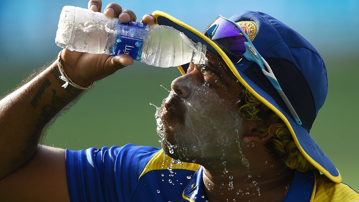লাসিথ মালিঙ্গার এই ছবি দিয়েই আরব আমিরাতের গরম বুঝিয়ে দেওয়া যায়। শুরুর দিন বাংলাদেশ-শ্রীলঙ্কা ম্যাচের একপর্যায়ে গরমে অতিষ্ঠ হয়ে ঠান্ডা পানিতে নিজেকে ভিজিয়ে নিচ্ছিলেন এই লঙ্কান পেসার। টানা দুই ম্যাচ হেরে শ্রীলঙ্কা টুর্নামেন্ট থেকে বাদ পড়ে যাওয়াতে মালিঙ্গাকে এমন গরম খুব বেশিদিন সহ্য করতে হয়নি। কিন্তু বাকি দলগুলোর সব খেলোয়াড়ের অবস্থাই এখন মালিঙ্গার মতো। তীব্র গরমের সঙ্গে রীতিমতো লড়তে হচ্ছে তাদের। ছবি: এএফপি