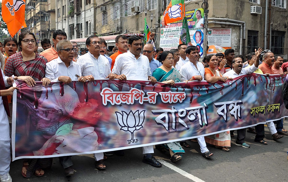 আজ বুধবার সকাল ছয়টা থেকে রাজ্যব্যাপী বাংলা বনধ কর্মসূচি পালন করছে বিজেপি। ছবি: ভাস্কর মুখার্জি