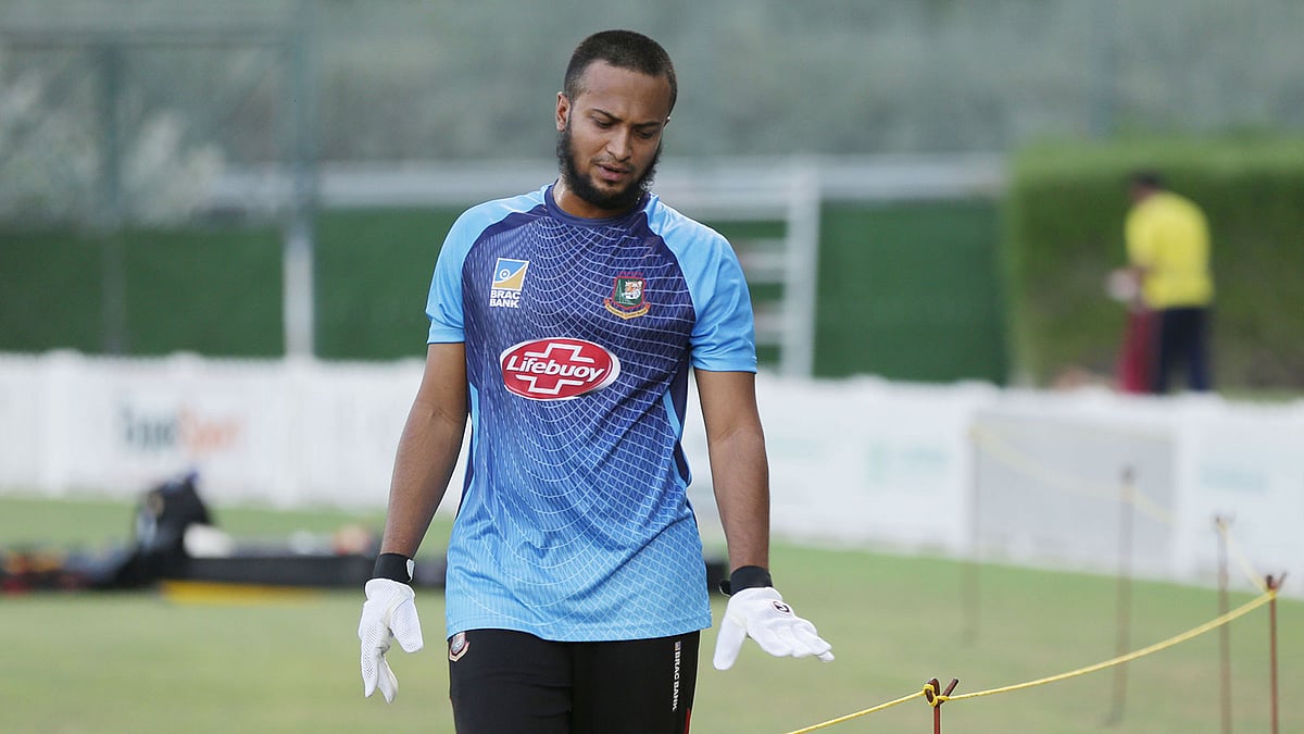 আঙুলের চোট আজ ম্যাচ থেকে ছিটকে দিল সাকিবকে। ফাইল ছবি