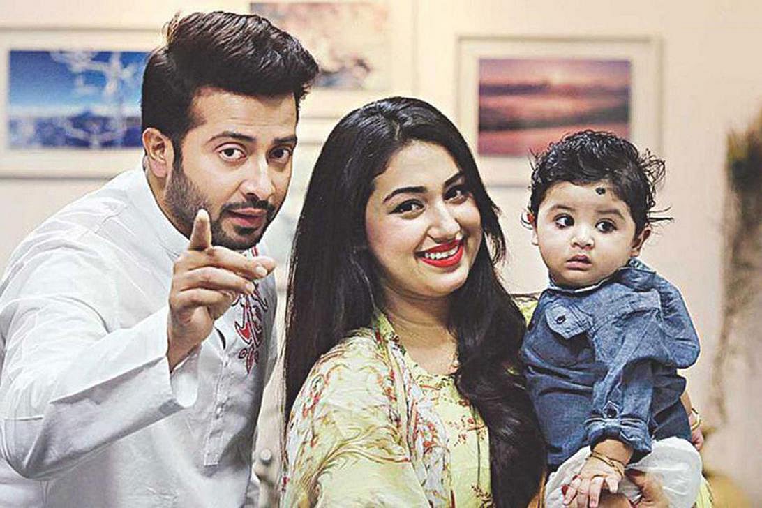 আব্রাম খানকে নিয়ে শাকিব খান ও অপু বিশ্বাস। ছবি: প্রথম আলো