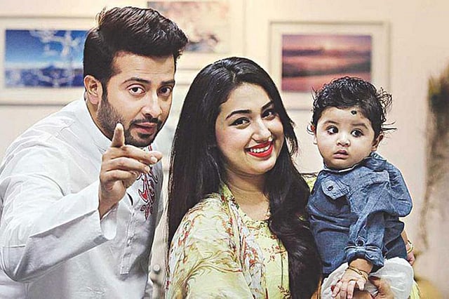 আব্রাম খানকে নিয়ে শাকিব খান ও অপু বিশ্বাস। ছবি: প্রথম আলো