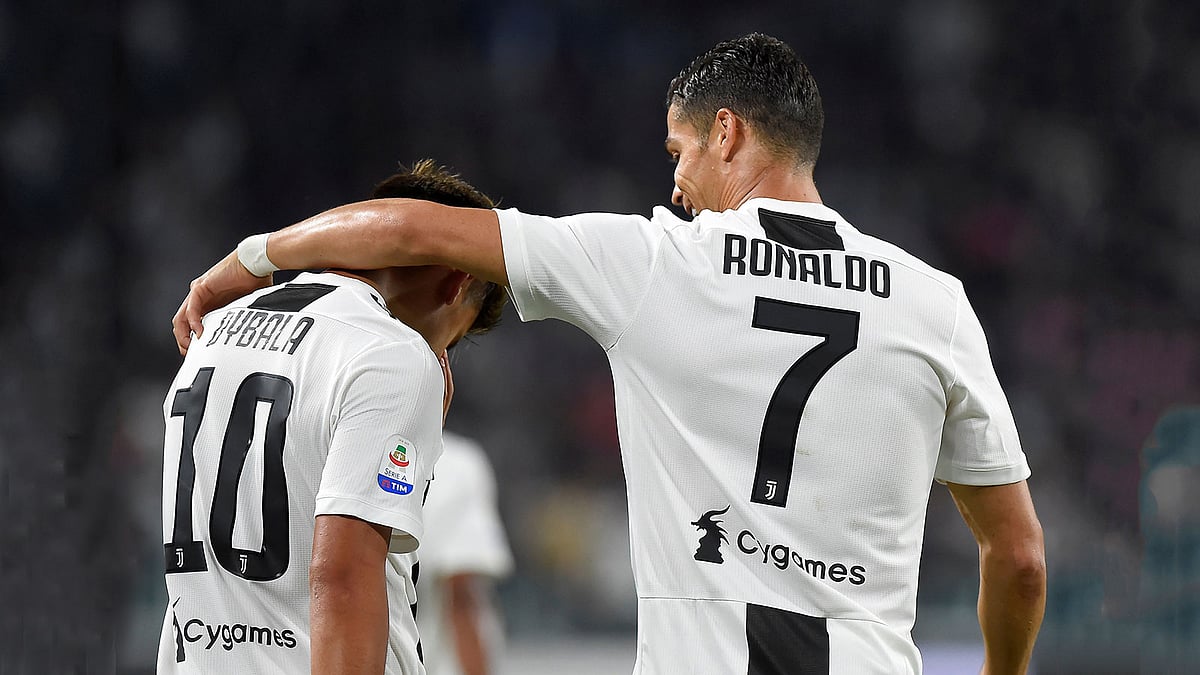 দিবালার গোলের পর তাঁকে অভিনন্দন রোনালদোর। ছবি: এএফপি