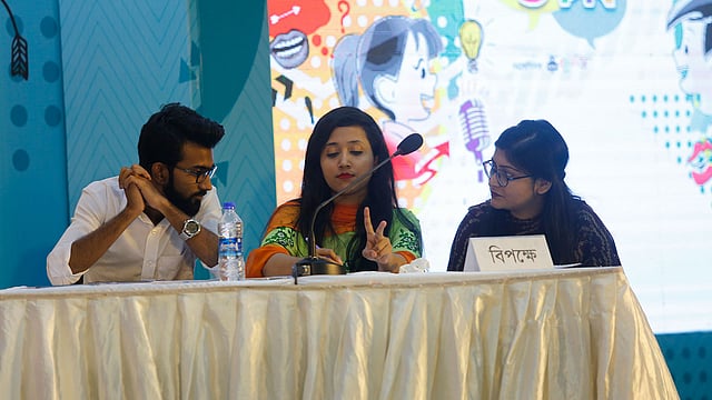 প্রীতি বিতর্কে বিপক্ষ দল। বাঁ থেকে তন্ময় আহমেদ, ইসরাত জাহান নূর ইভা ও সাহিদা ফাতেমা।