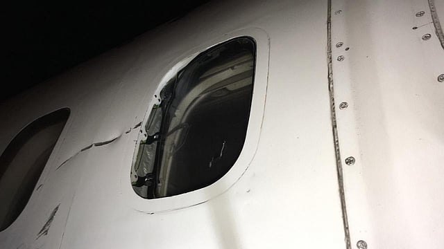 বিমানের কার্গো ভ্যানের আঘাতে ভেঙে যায় নভোএয়ারের একটি উড়োজাহাজের জানালা। ছবি: সংগৃহীত