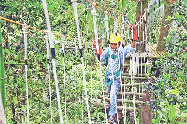 সিলেটের খাদিমনগর জাতীয় উদ্যান। পর্যটকদের কাছে প্রিয় হয়ে উঠছে সম্প্রতি চালু হওয়া দড়িপথ। গত সোমবার দুপুরে।  ছবি: আনিস মাহমুদ