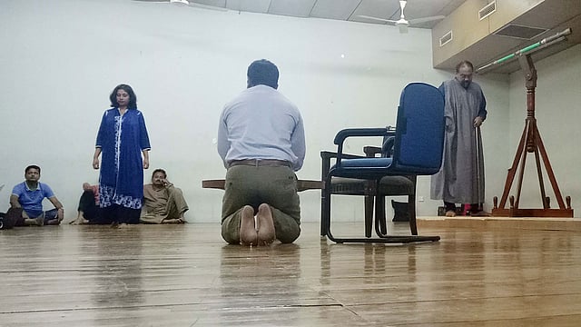 ‘গ্যালিলিও’ নাটকের মহড়ায় অংশ নিচ্ছেন শিল্পীরা