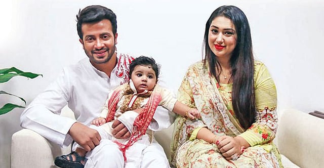 আব্রাম খানকে নিয়ে শাকিব খান ও অপু বিশ্বাস। ছবি: প্রথম আলো