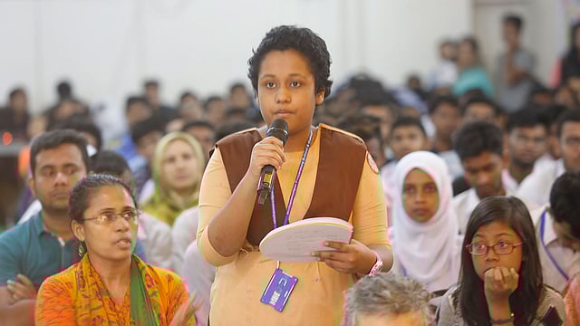 কর্মশালায় সনাতনী বিতর্ক সম্পর্কে প্রশ্ন করছেন একজন শিক্ষার্থী।