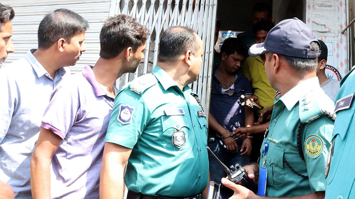 অস্ত্রসহ আটক সবুজ। রাজশাহী, ২৭ সেপ্টেম্বর। ছবি: শহীদুল ইসলাম