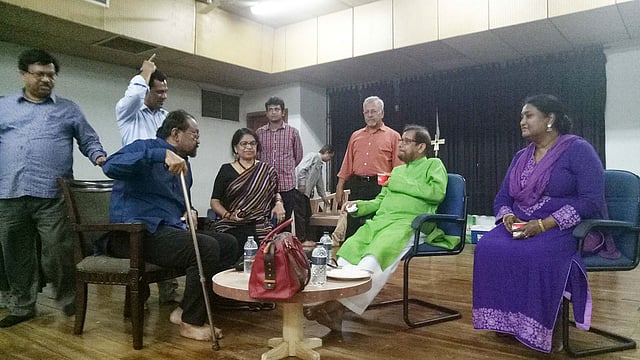 মহড়াকক্ষে আড্ডায় আলী যাকের, সারা যাকের ও আসাদুজ্জামান নূর