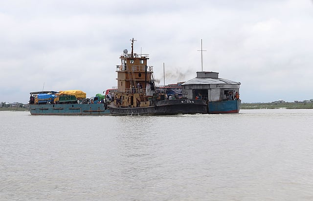 পদ্মা নদীতে নাব্যতা সংকট থাকায় ব্যাহত হচ্ছে ফেরি চলাচল। ছবি: অজয় কুন্ডু