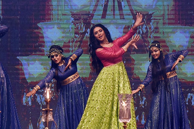 অনুষ্ঠানে নৃত্য পরিবেশন করেছেন নুসরাত ফারিয়া