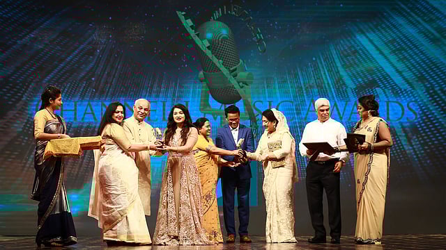 আধুনিক গানে যৌথভাবে পুরস্কার পেয়েছেন সিঁথি সাহা ও চন্দন সিন্‌হা