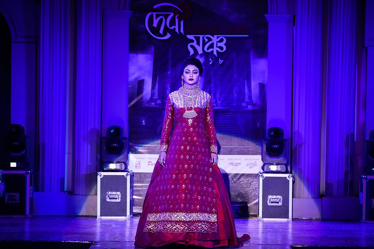 র‍্যাম্পে অভিনেত্রী জয়া আহসান। ছবি: দীপু মালাকার