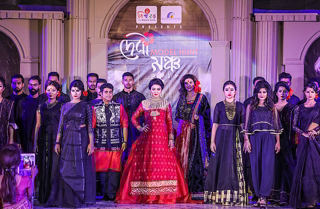 দেবী মঞ্চে মডেলদের সঙ্গে বিপ্লব সাহা ও জয়া আহসান। ছবি: দীপু মালাকার