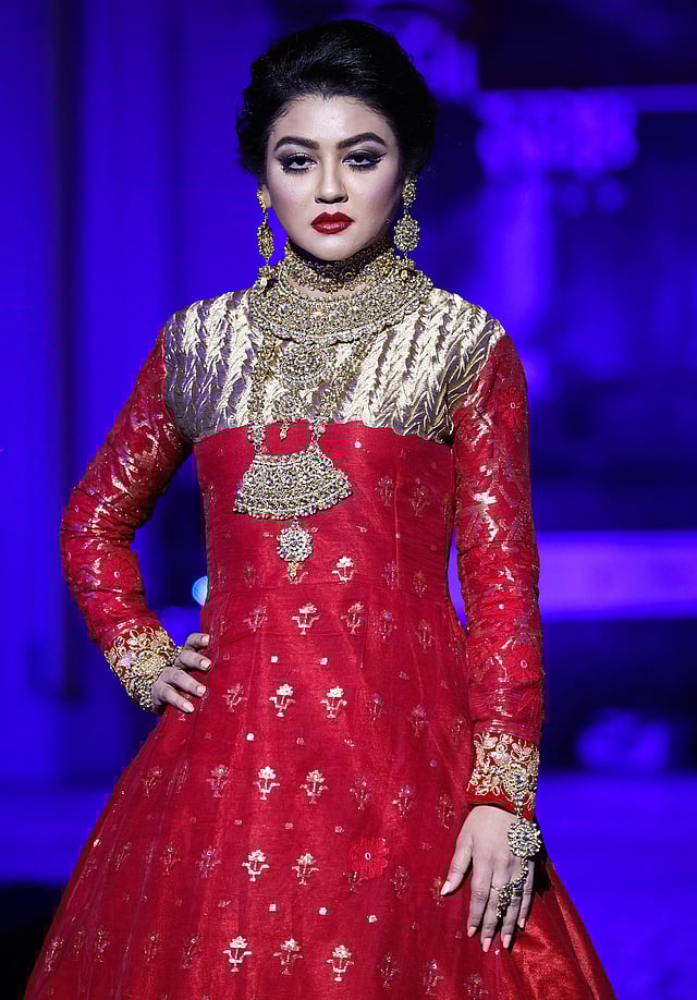 র‍্যাম্পে ‘দেবী’ চলচ্চিত্রের প্রযোজক ও অভিনেত্রী জয়া আহসান। ছবি: দীপু মালাকার