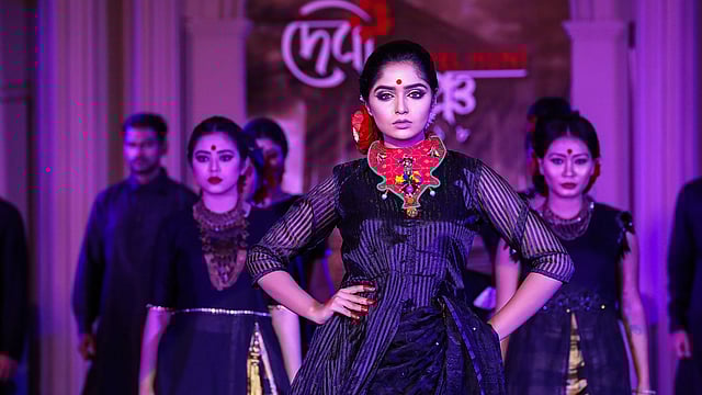 ‘বিশ্বরঙ’ আয়োজিত ‘দেবী মঞ্চ’ অনুষ্ঠানে ‘দেবী’ চলচ্চিত্রের পোশাক পরে মডেল হান্টের মাধ্যমে নির্বাচিত মডেলরা। যমুনা ফিউচার পার্ক, ২৮ সেপ্টেম্বর। ছবি: দীপু মালাকার