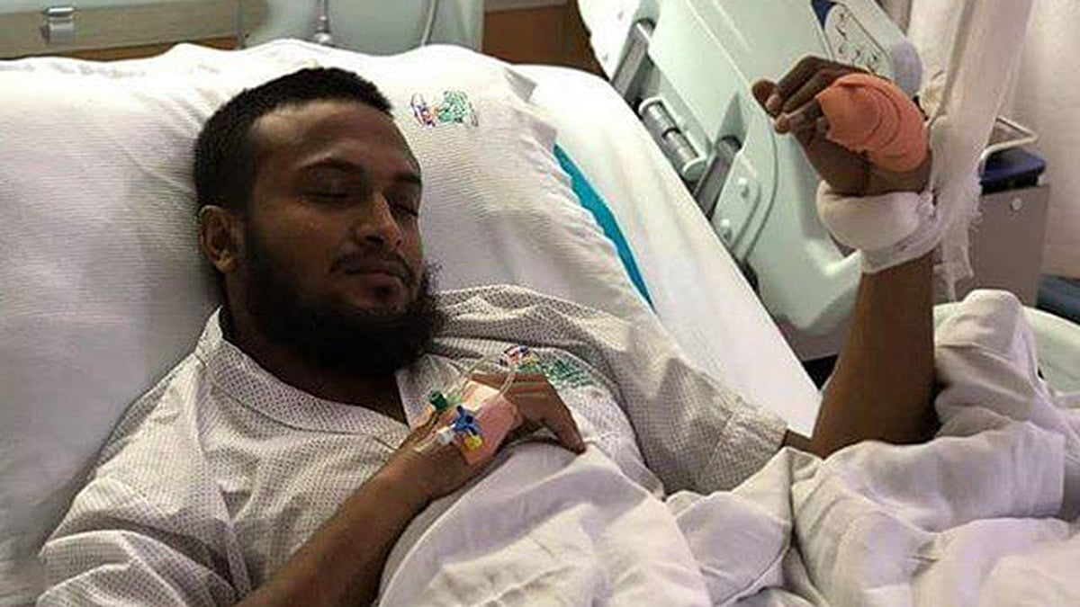 এই হাতটা ঘোরানোই তাঁর কাজ। কিন্তু সাকিব তা পারবেন না অন্তত মাস তিনেক। হাসপাতালের বিছানায় ব্যান্ডেজ বাঁধা হাত ঝুলিয়ে শুয়ে আছেন বাংলাদেশের অলরাউন্ডার। ছবি: ফেসবুক থেকে নেওয়া