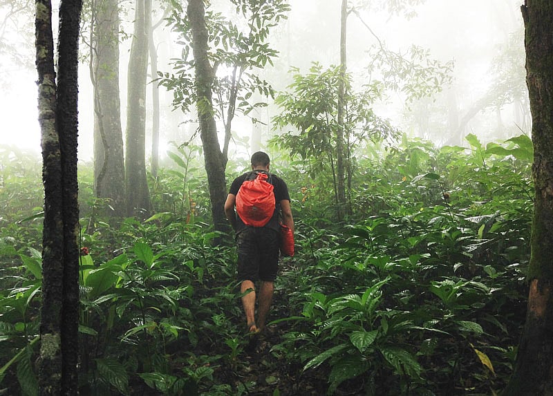 মেঘ নেমেছিল কির্সতংয়ের চূড়ায়। ছবি: সাকিব নিলয়