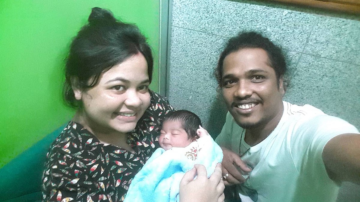 কন্যার সঙ্গে পুলক ও তাঁর স্ত্রী