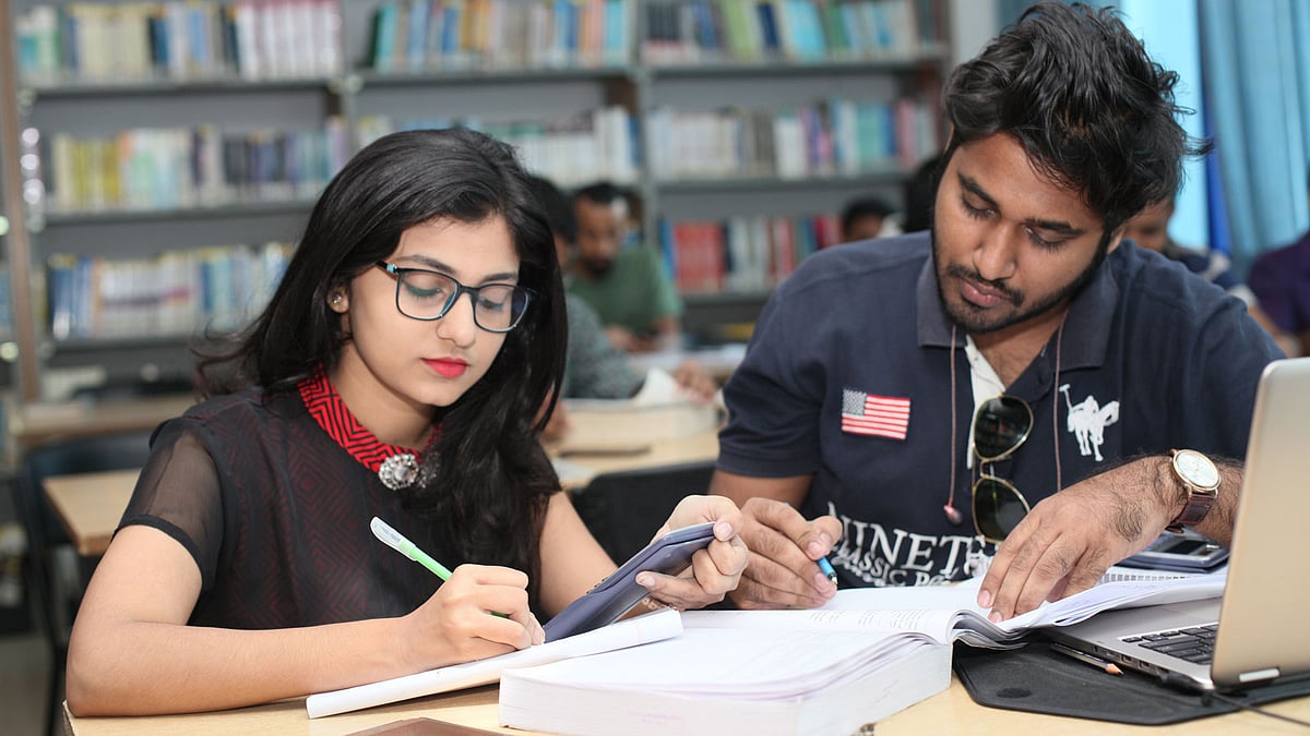 সবার আগে ঠিক রাখতে হবে পড়ালেখা, এর কোনো বিকল্প নেই। ছবি: স্বপ্ন নিয়ে