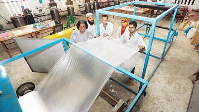 পলিথিনের বিকল্প পচনশীল সোনালি ব্যাগ তৈরির প্রকল্প উদ্বোধন করা হয় ২০১৭ সালের ১২ মে। ফাইল ছবি