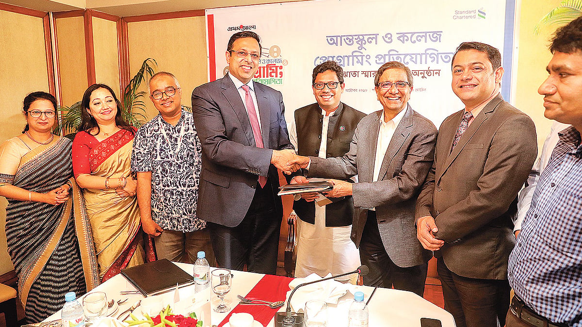 স্ট্যান্ডার্ড চার্টার্ড ব্যাংক–প্রথম আলো সমঝোতা স্মারক সই। বাঁ থেকে লাফিফা জামাল, বিটপী দাশ চৌধুরী, মুনির হাসান, নাসের এজাজ বিজয়, জুনাইদ আহ্মেদ, মতিউর রহমান ও সৈয়দ আলমাস কবীর। গতকাল সোনারগাঁও হোটেলে। ছবি: প্রথম আলো