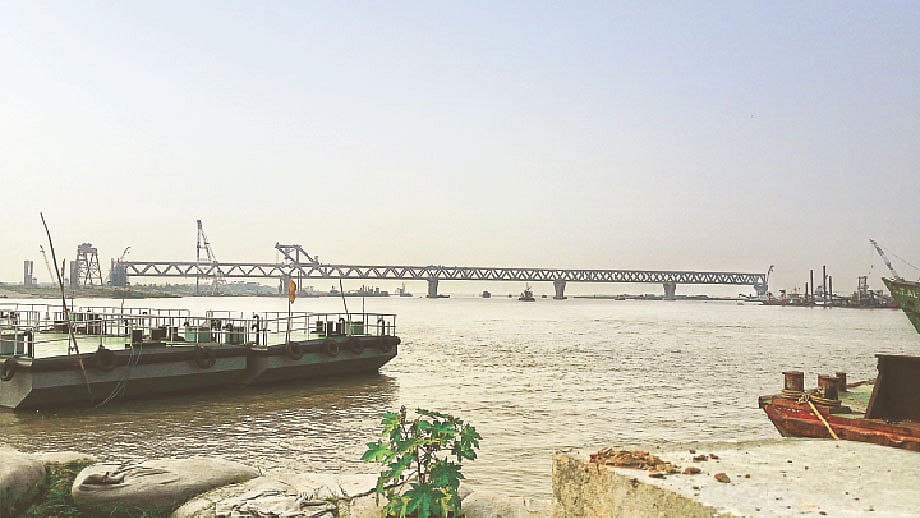 এখন পর্যন্ত মূল সেতুর ৪১টি পিলারের মধ্যে ১৪টির কাজ শেষ হয়েছে। গত ২৯ সেপ্টেম্বর, শরীয়তপুরের জাজিরা পয়েন্ট।  ছবি: প্রথম আলো