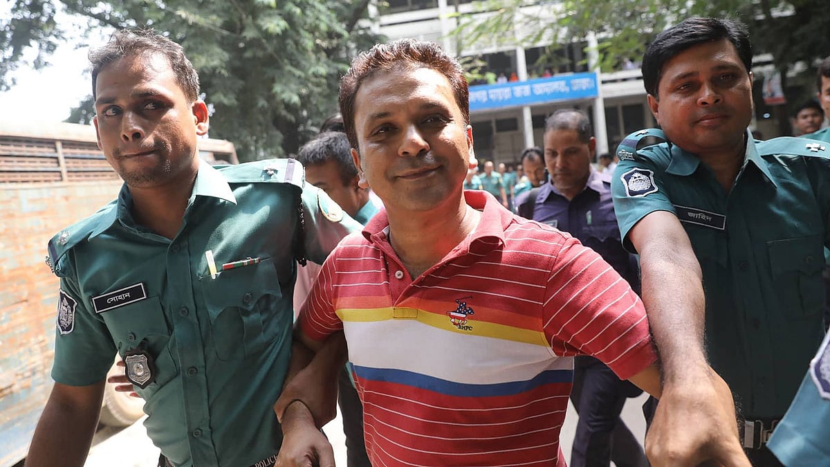 রায় ঘোষণা বাতিলের পর সাংসদ পিনু খানের ছেলে বখতিয়ার আলম রনিকে কারাগারে নিয়ে যাওয়া হচ্ছে। মহানগর দায়রা জজ আদালত, ৪ অক্টোবর। ছবি: দীপু মালাকার