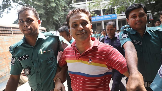 রায় ঘোষণা বাতিলের পর সাংসদ পিনু খানের ছেলে বখতিয়ার আলম রনিকে কারাগারে নিয়ে যাওয়া হচ্ছে। মহানগর দায়রা জজ আদালত, ৪ অক্টোবর। ছবি: দীপু মালাকার