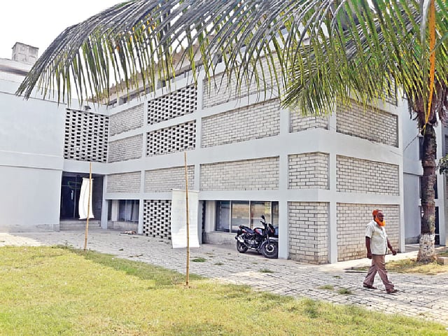 পরিবেশবান্ধব নির্মাণসামগ্রী দিয়ে তৈরি এইচবিআরআই–এর একটি ভবন। ইনসেটে পরিবেশবান্ধব ইট।  প্রথম আলো