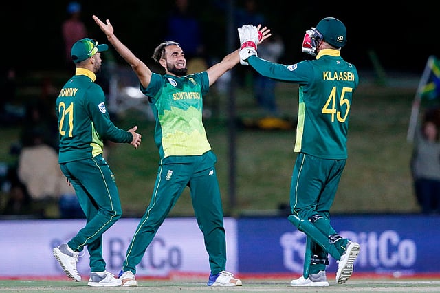 সতীর্থদের সঙ্গে উইকেট শিকারের আনন্দ উদ্‌যাপন তাহিরের। কাল জিম্বাবুয়ের বিপক্ষে। ছবি: এএফপি