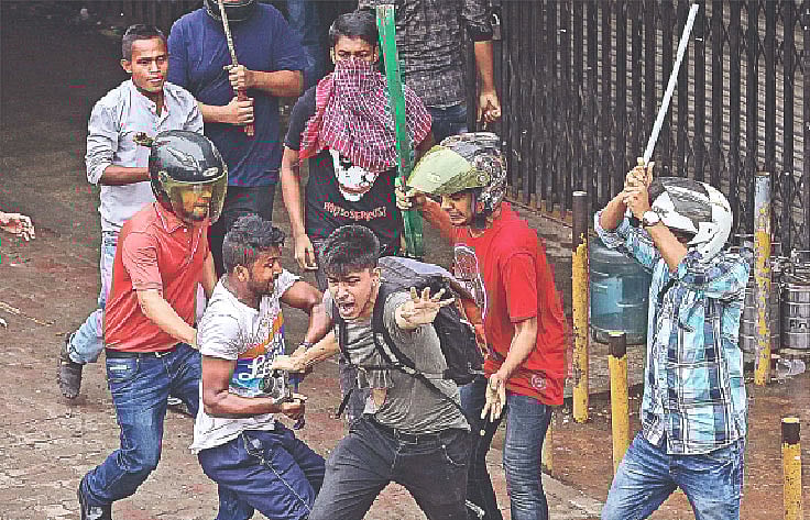 নির্মম হামলার শিকার ফ্রিল্যান্স ফটোসাংবাদিক রাহাত করিম। গত ৫ আগস্ট রাজধানীর সায়েন্স ল্যাবরেটরি মোড়ের কাছে।  ফাইল ছবি