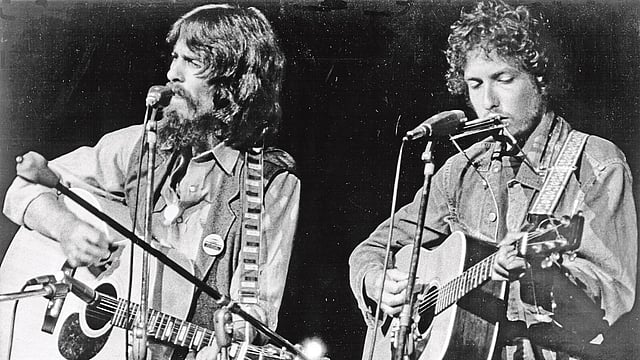 কনসার্ট ফর বাংলাদেশ–এ হ্যারিসনের হাতে সেই গিটার, ডানে বব ডিলান