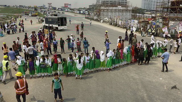 নারায়ণগঞ্জের সোনারগাঁওয়ে বাসের ধাক্কায় সাদিয়া আক্তার নামে নবম শ্রেণির এক ছাত্রী আহত হয়েছে। এ ঘটনার পর বিক্ষুব্ধ শিক্ষার্থীরা সড়ক অবরোধ করে। ঢাকা-চট্টগ্রাম মহাসড়ক, কাঁচপুর, নারায়ণগঞ্জ, ৪ অক্টোবর। ছবি: হাসান রাজা