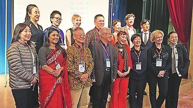 সম্মেলনে িবভিন্ন দেশের অতিথিদের সঙ্গে পূজা সেনগুপ্ত (নিচের সারিতে বাঁ থেকে দ্বিতীয়)