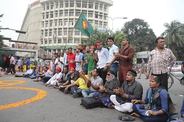 দাবি আদায় না হওয়া পর্যন্ত তাঁরা এই কর্মসূচি চালিয়ে যাওয়ার ঘোষণা দিয়েছেন।